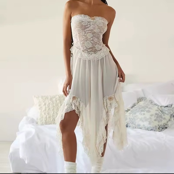 Elegant Lace Strapless Dress - Picture 1 of 15